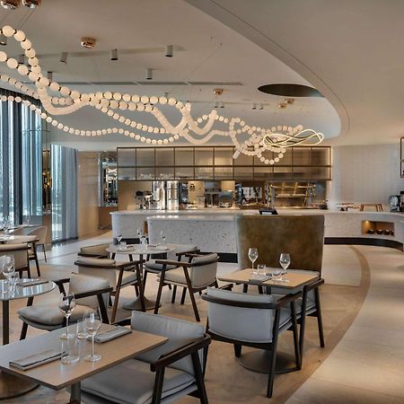 Pullman Auckland Airport Hotel Eksteriør billede The restaurant at the top of the hotel