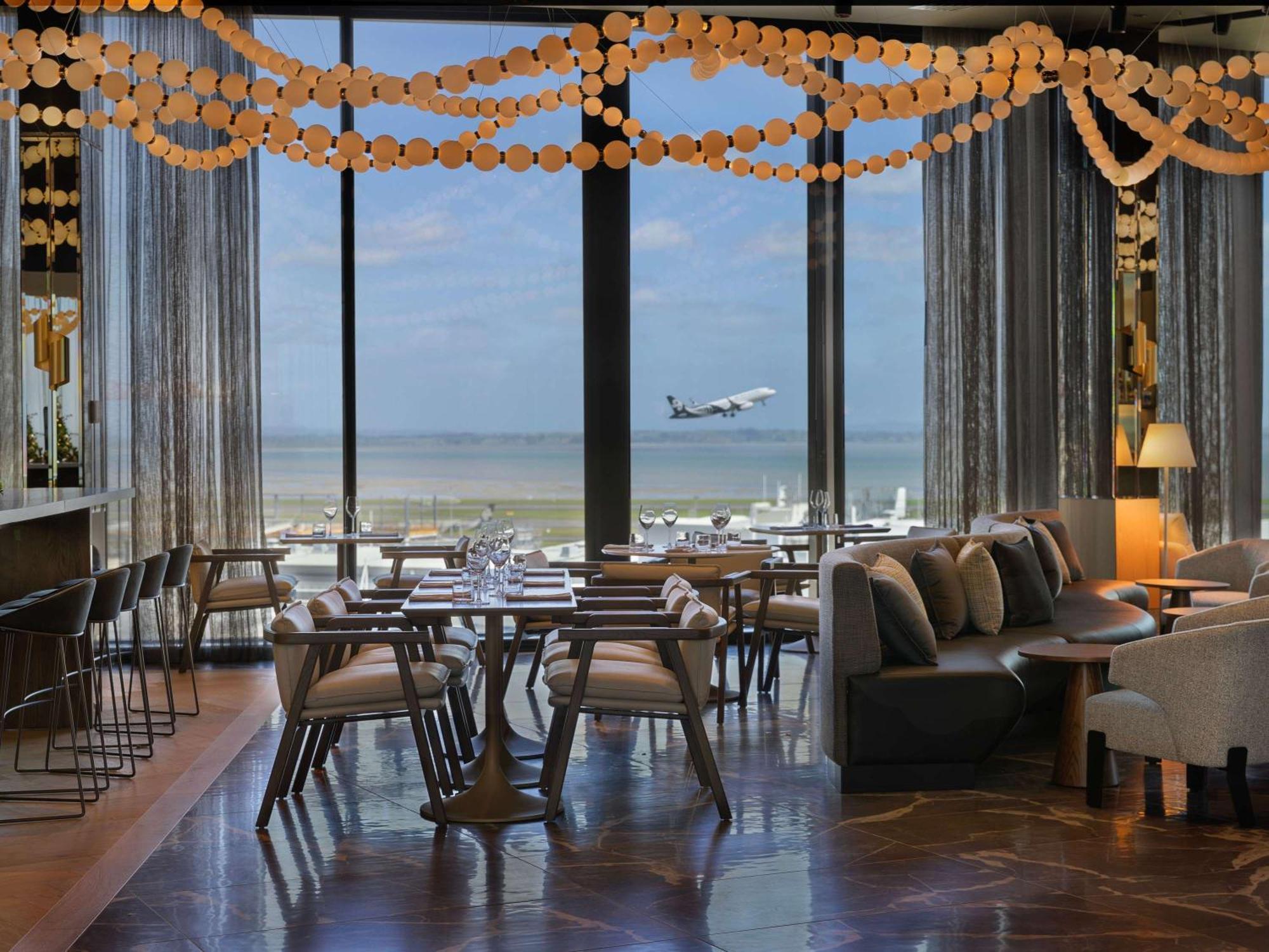 Pullman Auckland Airport Hotel Eksteriør billede The lounge at the airport